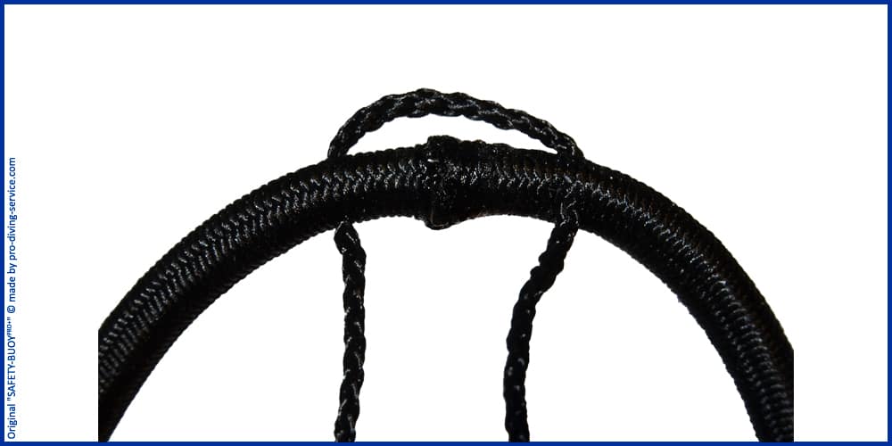 Hauptsächlich wird die Signal-Boje während des Sicherheits- oder Deko-Stopps eingesetzt, um die Position des Tauchers anzuzeigen, damit die Crew vom Tauchschiff, Boot eine einfache Orientierung hat um die Personen aufzufinden und wieder aufzunehmen, sowie anderen Wasserfahrzeugen eine Warnung darstellt