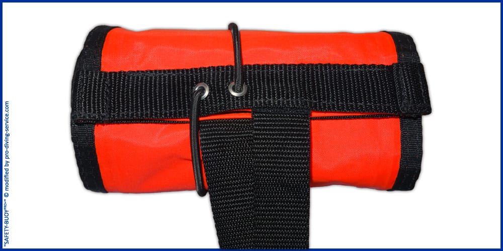 Hauptsächlich wird die Signal-Boje während des Sicherheits- oder Deko-Stopps eingesetzt, um die Position des Tauchers anzuzeigen, damit die Crew vom Tauchschiff, Boot eine einfache Orientierung hat um die Personen aufzufinden und wieder aufzunehmen, sowie anderen Wasserfahrzeugen eine Warnung darstellt